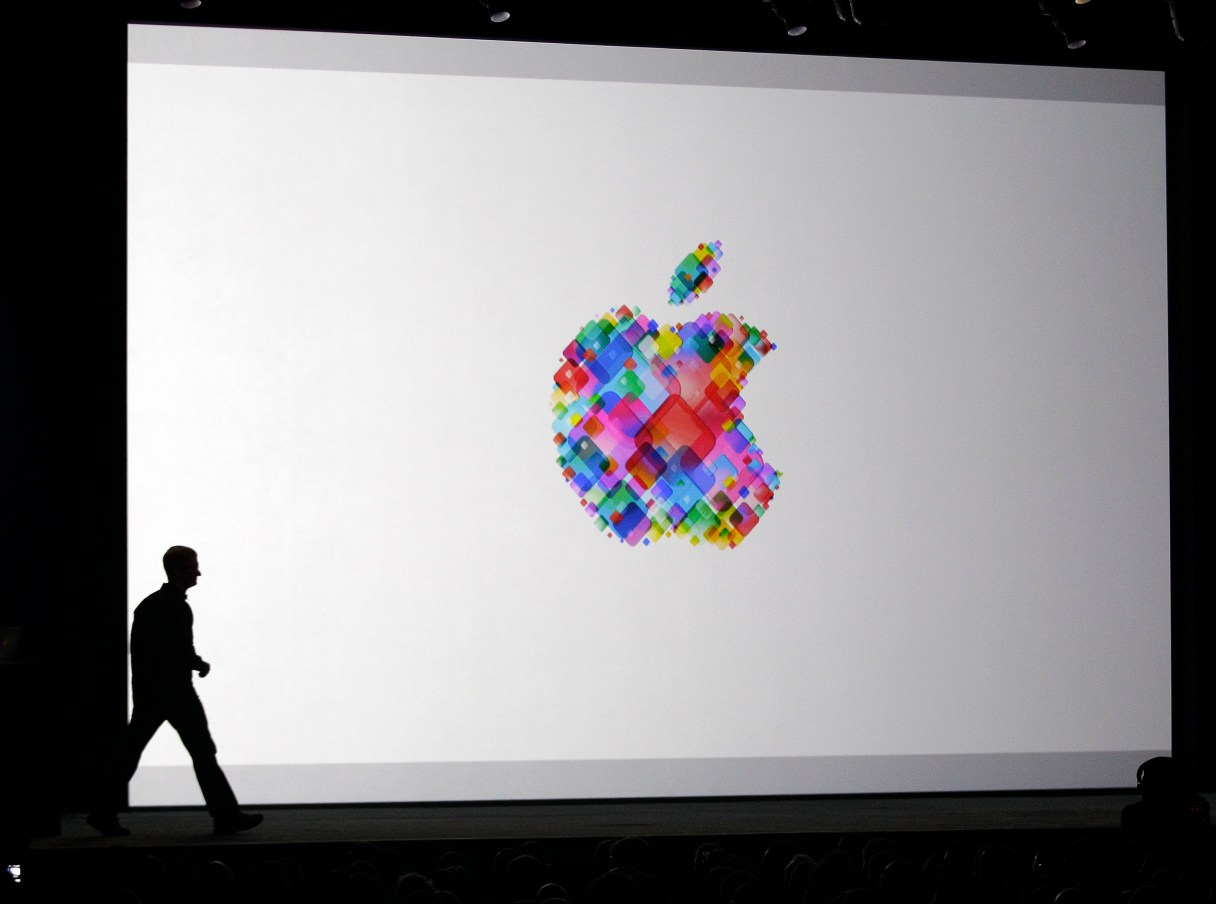 apple-integrates-facebook-iphone-software