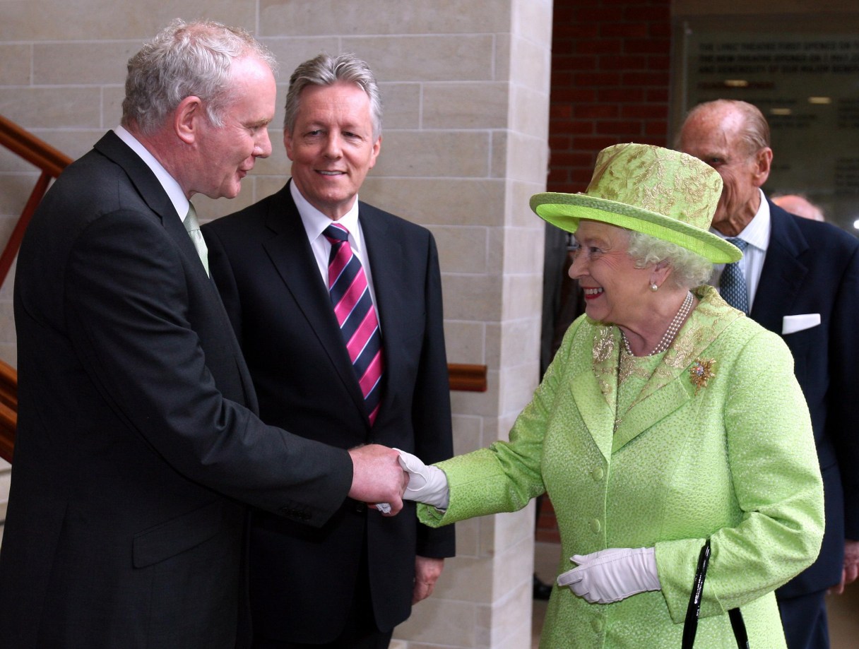 queen-ex-ira-chief-shake-hands-belfast