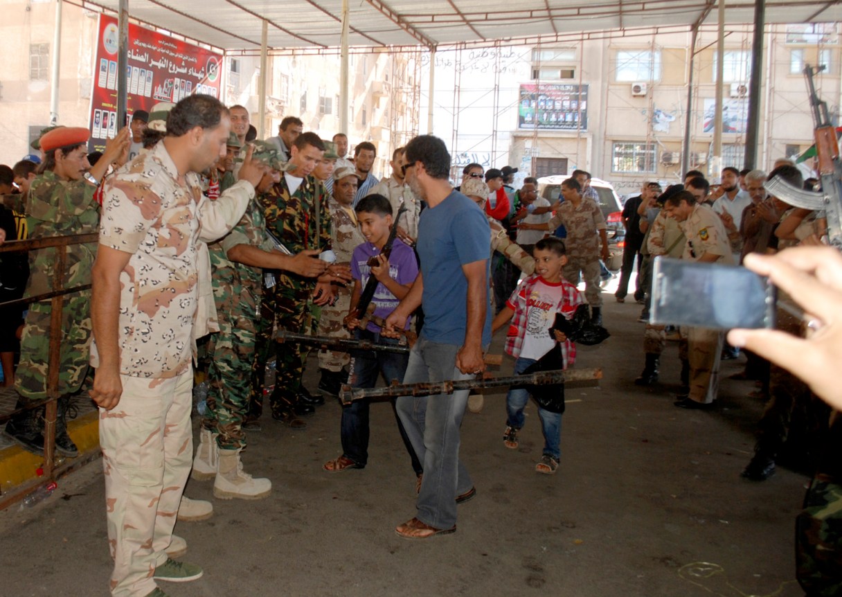 hundreds-libyans-handover-their-weapons