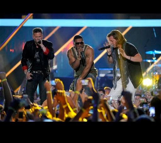 band-bigger-bud-light-stage