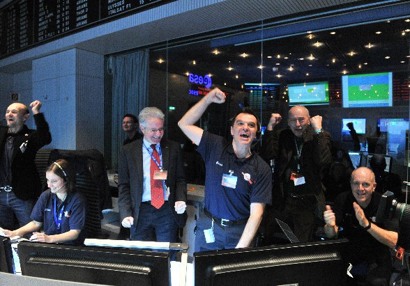 comet-chasing-probe-wakes-signals-earth