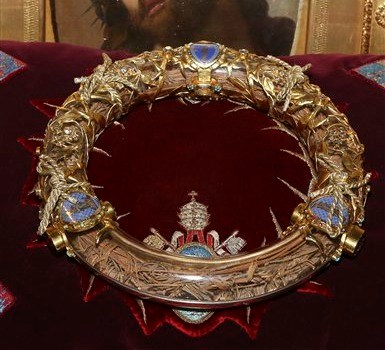 jesus-crown-thorns-shown-notre-dame