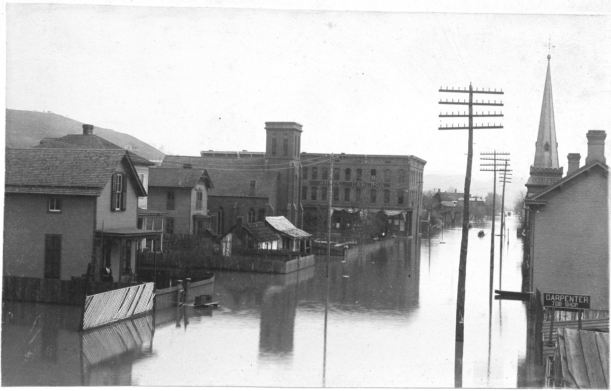 Looking up from Eighth Street, floodwaters inundate Chestnut Street in 1886.
Photo: Chattanooga Public Library