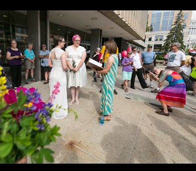 hundreds-couples-rush-marry-wisconsin