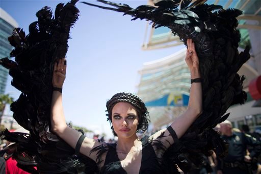 comic-con-gets-first-look-mockingjay-trailer