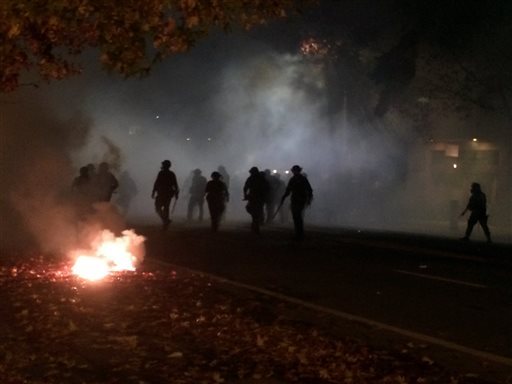 berkeley-protesters-smash-windows-4-hurt