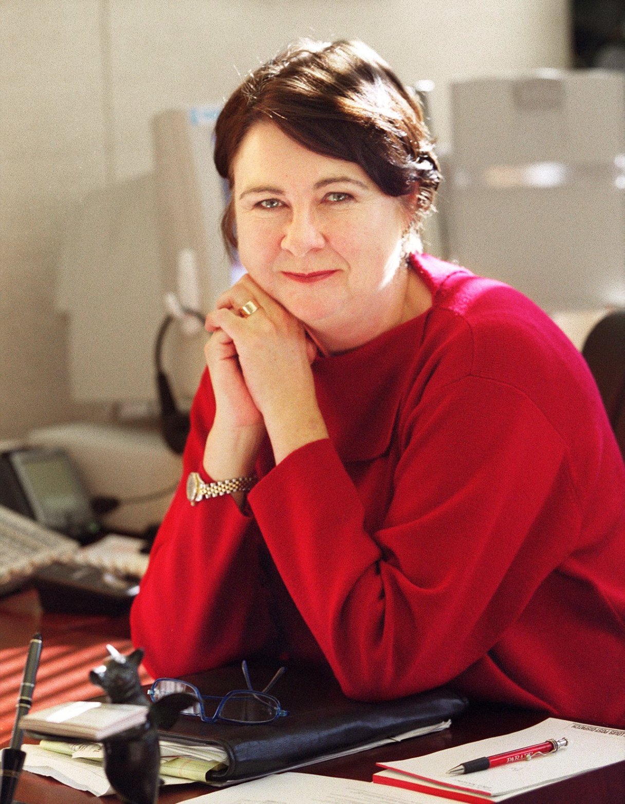 Ellen Soeteber, editor of the St. Louis Post-Dispatch, is seen in a Jan. 22, 2002 photo. Soeteber, a veteran journalist who was editor of the St. Louis Post-Dispatch in the early 2000s, died Tuesday, June 21, 2016, after a brief illness, according to The Kassly Mortuary in Fairview Heights, Illinois. She was 66. (Jerry Naunheim Jr./St. Louis Post-Dispatch via AP) EDWARDSVILLE INTELLIGENCER OUT; THE ALTON TELEGRAPH OUT; MANDATORY CREDIT . PHOTO BY JERRY NAUNHEIM JR.