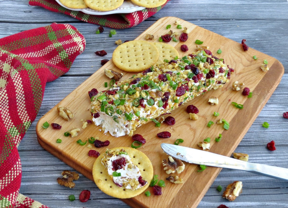 Cranberry Walnut Holiday Cheese Log / Photo by thebakingchocolatess.com