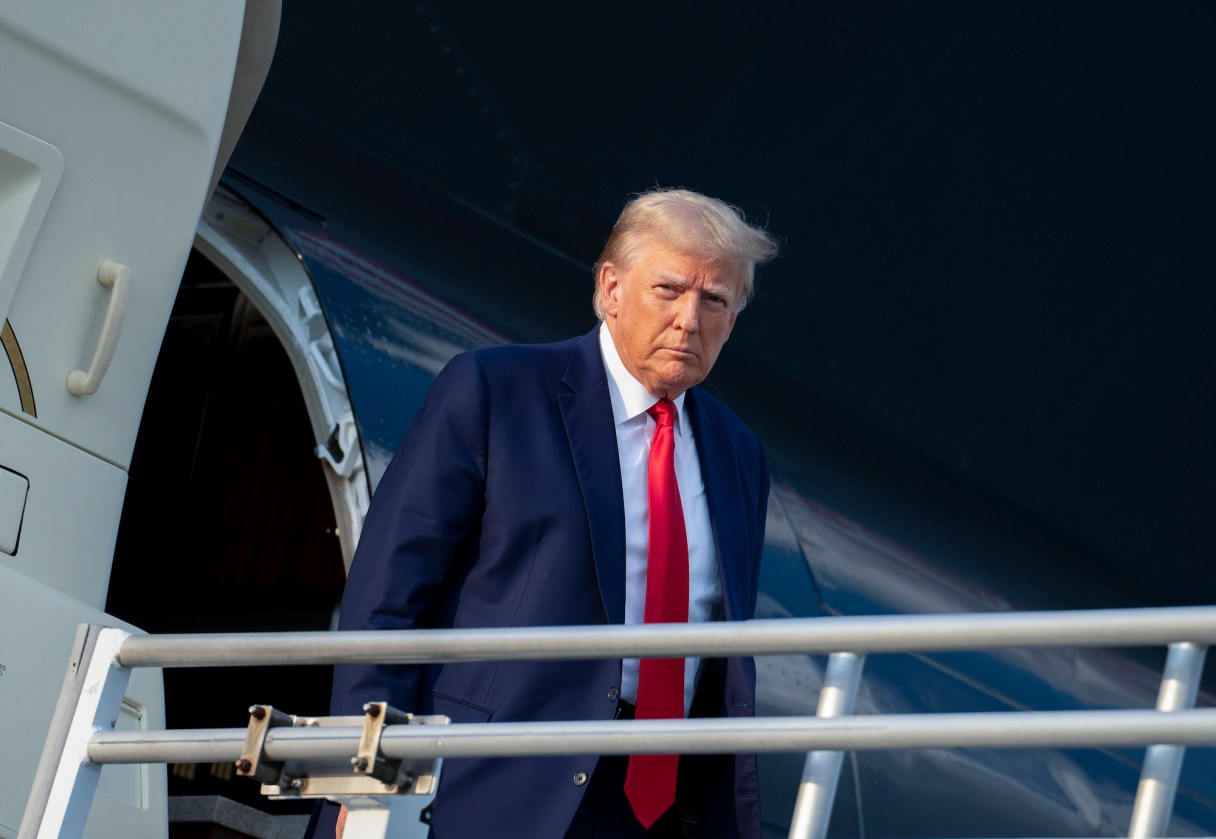 Photo/Doug Mills/The New York Times / Donald Trump exits his private plane after arriving in Atlanta on Thursday, Aug. 24, 2023, where he turned himself in at the Fulton County Jail.