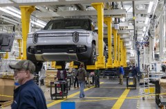 R1T trucks on the assembly line at the Rivian electric vehicle plant in Normal on April 11, 2022. (Brian Cassella/Chicago Tribune/TNS)