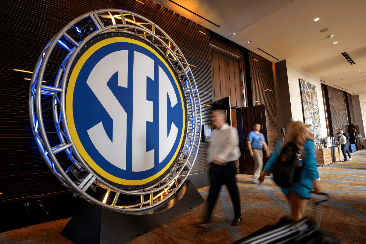 Media members convene during Southeastern Conference NCAA college football media days Monday, July 15, 2024, in Dallas. (AP Photo/Jeffrey McWhorter)